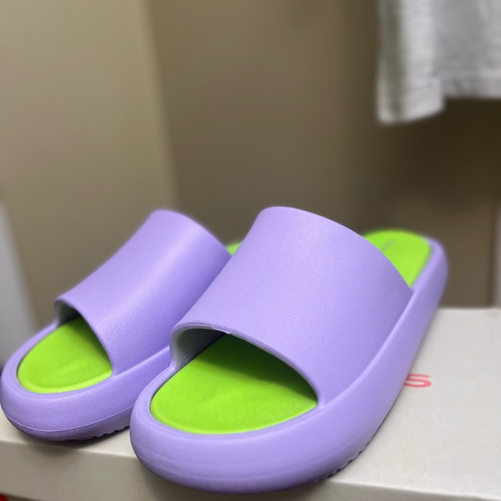 🆕 Beach Slides Purple and Green Slides. Size 10. NWT - Picture 4 of 5